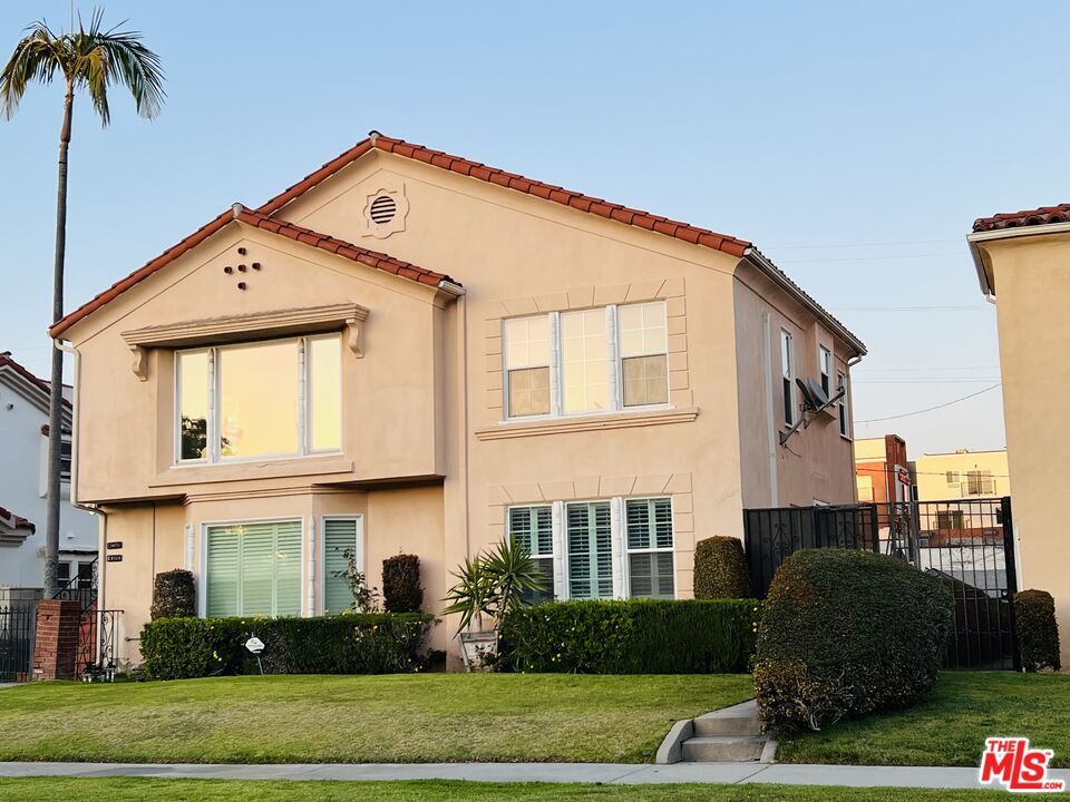 Property Photo:  4120 S Victoria Ave  CA 90008