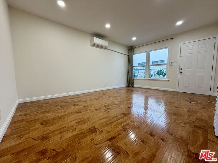 Property Photo:  2027 Euclid Street  CA 90405 