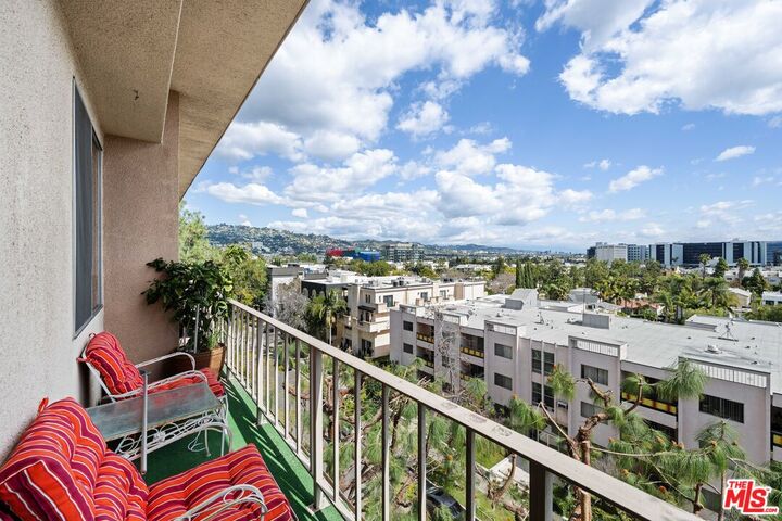 Property Photo:  100 S Doheny Dr  CA 90048