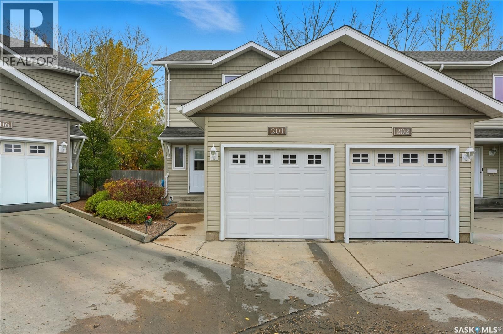 Property Photo:  201 715 Hart Road  SK S7M 3Y7 