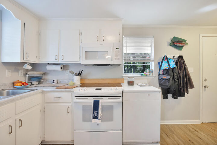 Property Photo: 227 Third Avenue FL 32536