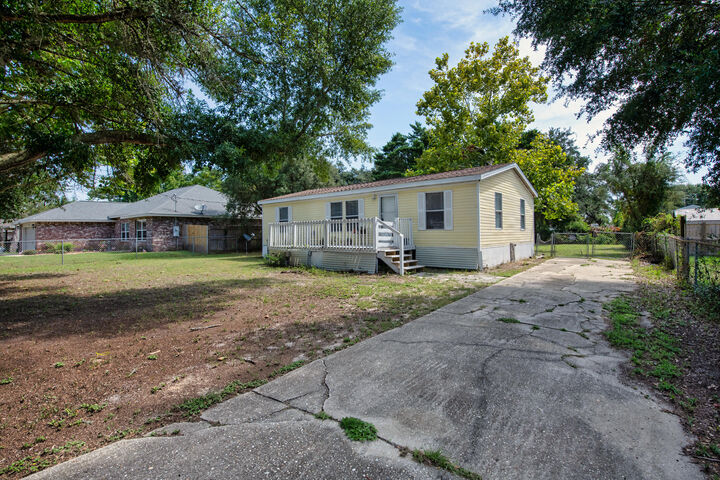 Property Photo: 211 Evergreen Drive FL 32569