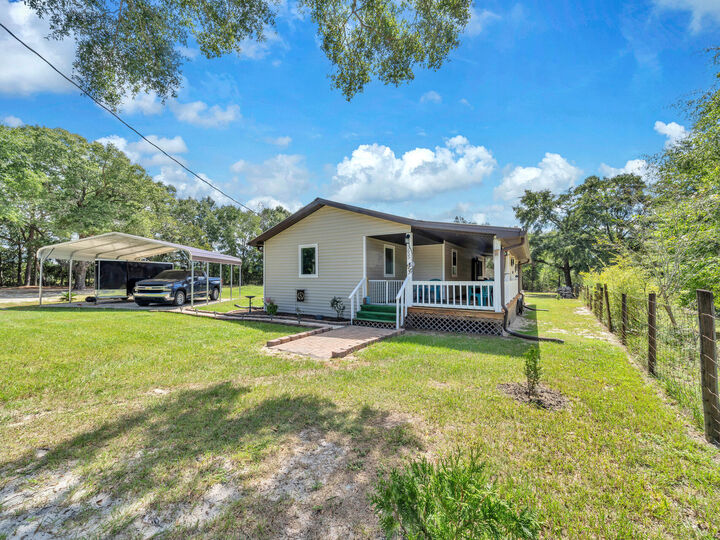 Property Photo: 5655 Jv Woolley Road FL 32539