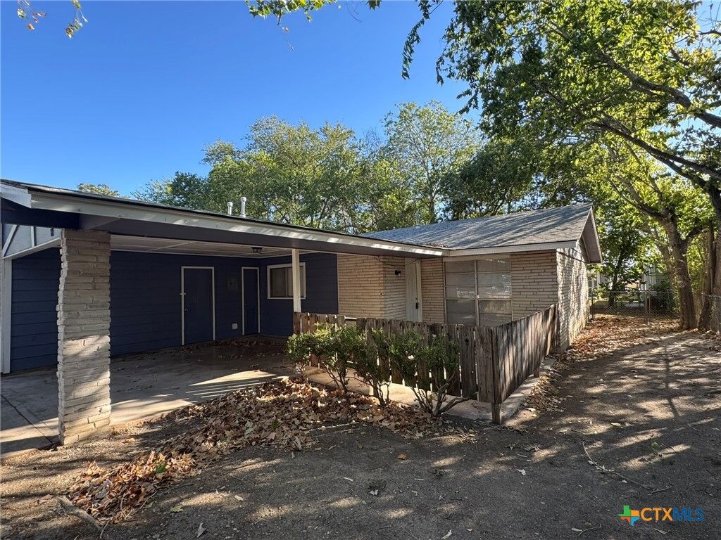 Property Photo: 815 Burges Street TX 78155