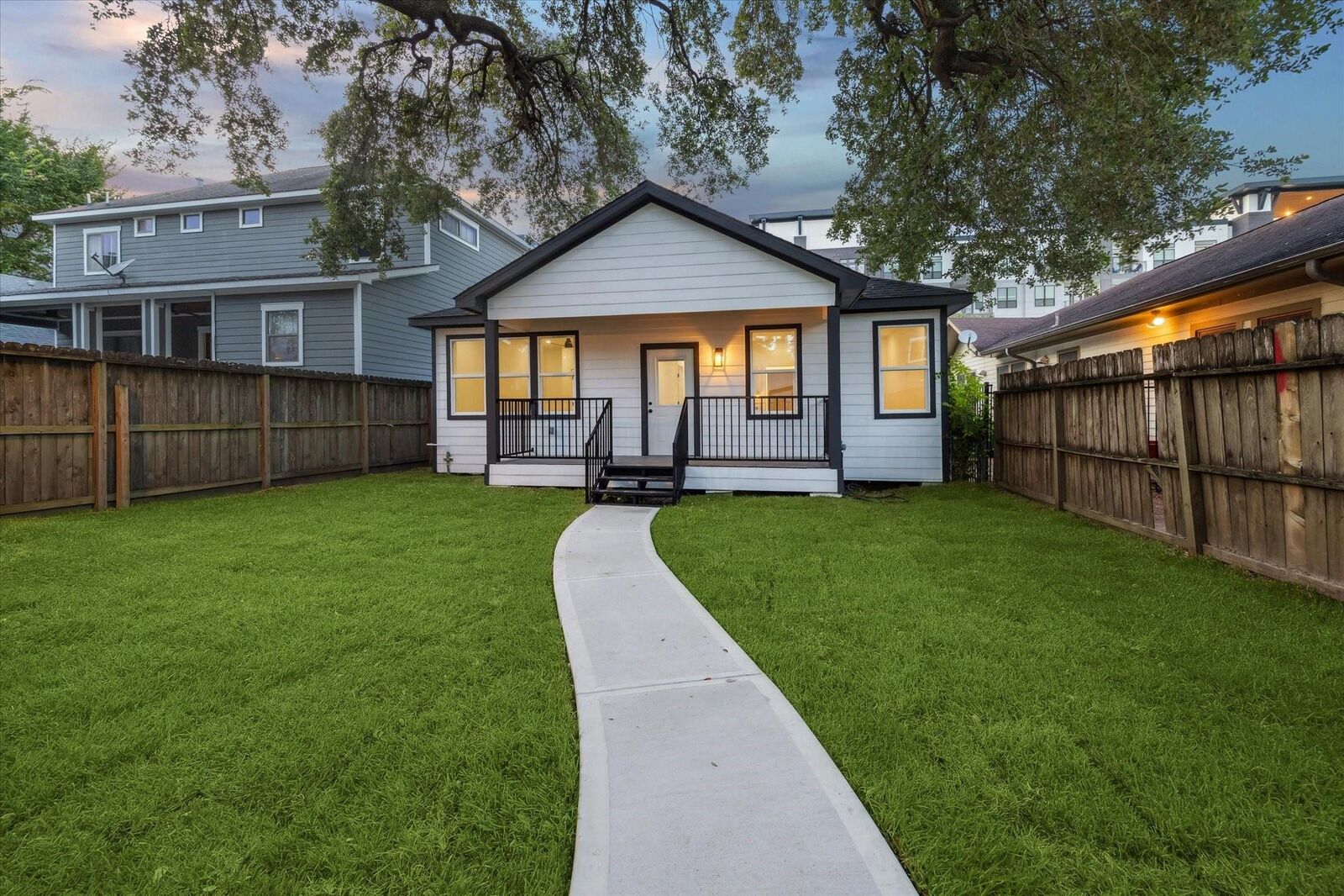 Property Photo: 318 W 24th Street TX 77008