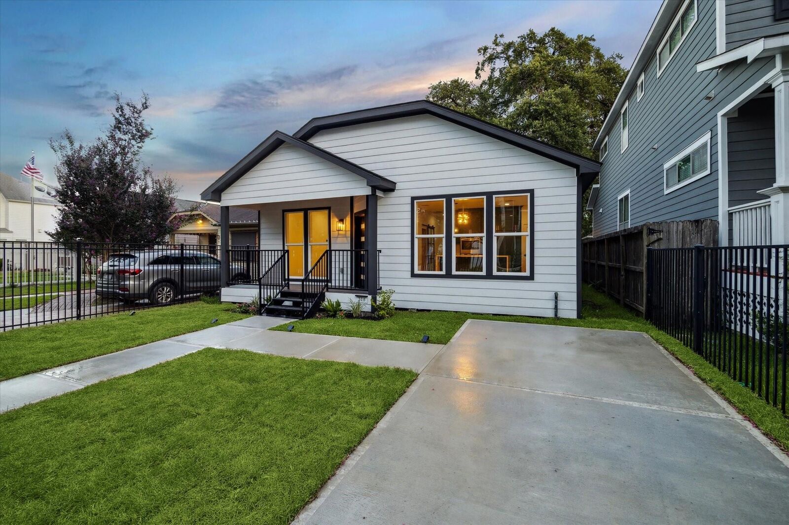 Property Photo: 318 W 24th Street TX 77008