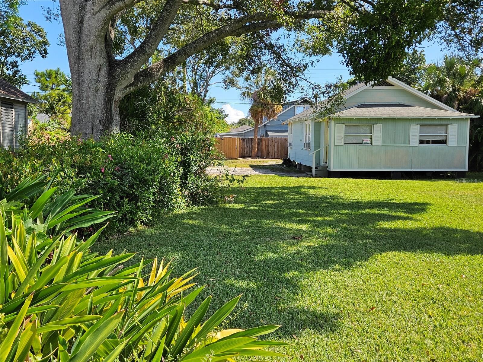 Property Photo: 925 Queen Street N FL 33713
