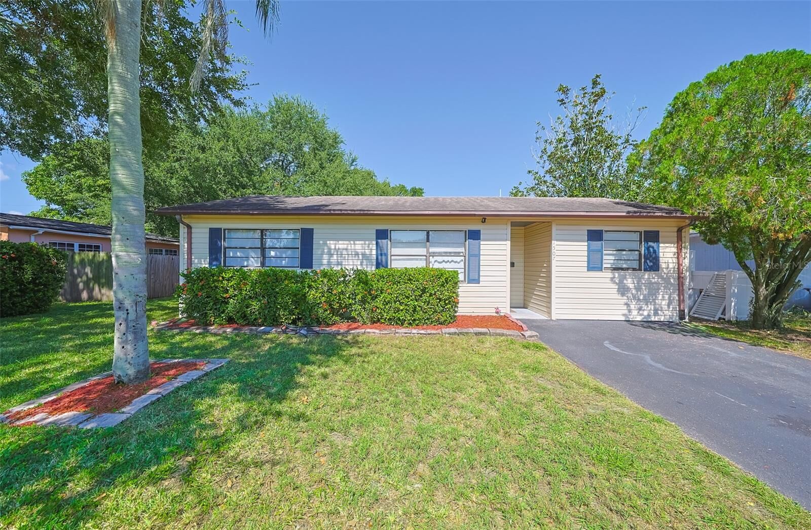 Property Photo: 1507 76th Avenue N FL 33702