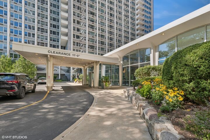 Property Photo: 4250 N Marine Drive 827 IL 60613