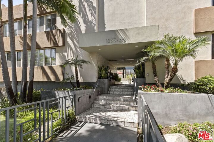 Property Photo: 1233 N Laurel Avenue 109 CA 90046