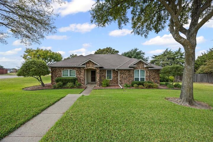 Property Photo: 621 Prestonwood Trail TX 75115