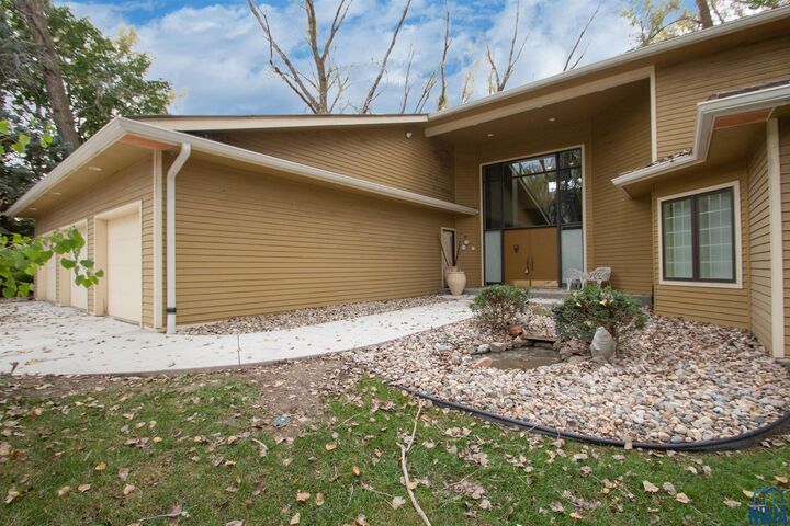 Property Photo: 652 E Sawgrass Trail SD 57049