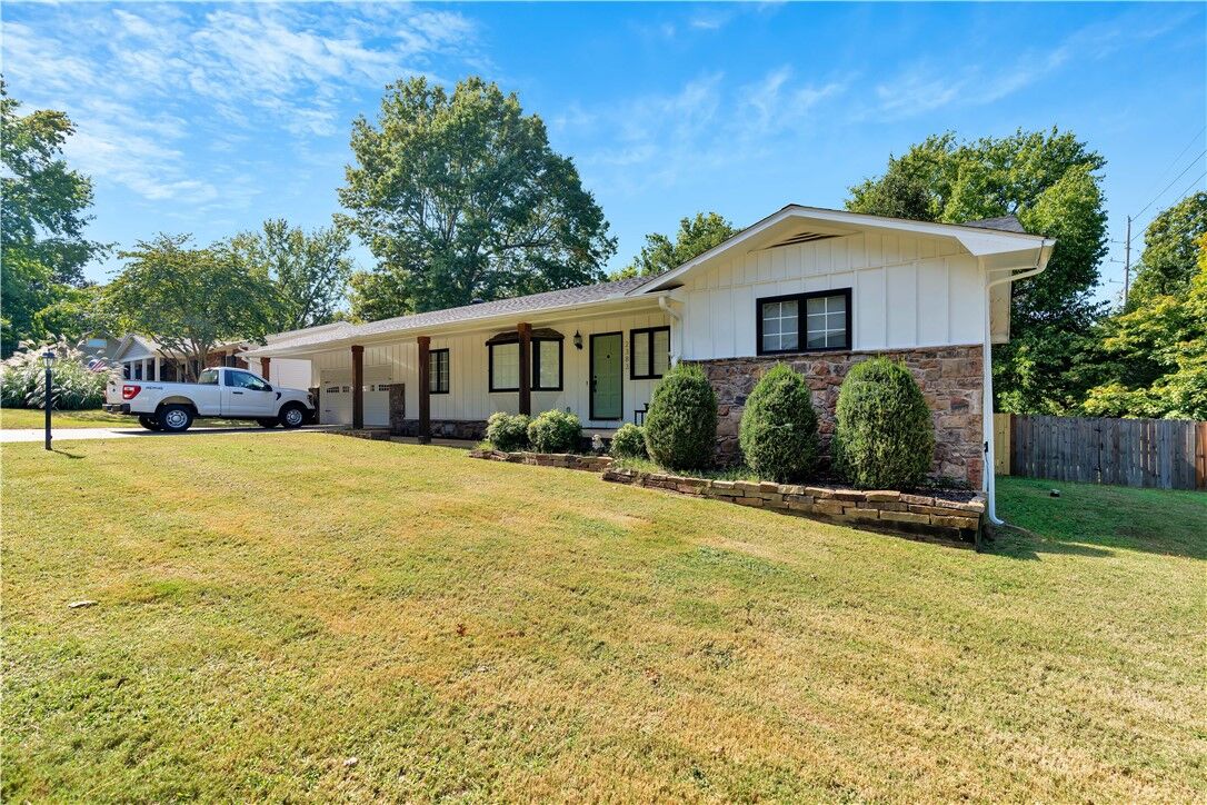 Property Photo: 2383 Yorkwood Drive AR 72703