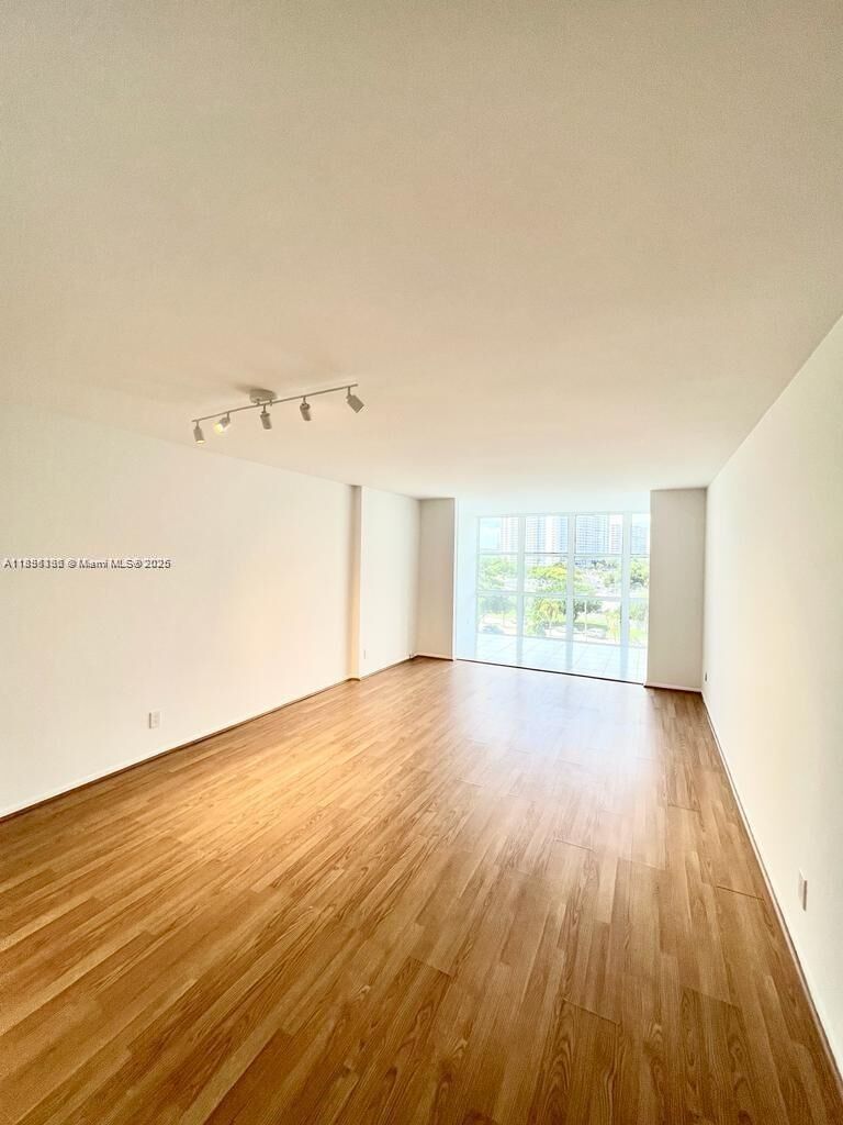 Property Photo: 800 Parkview Dr 605 FL 33009