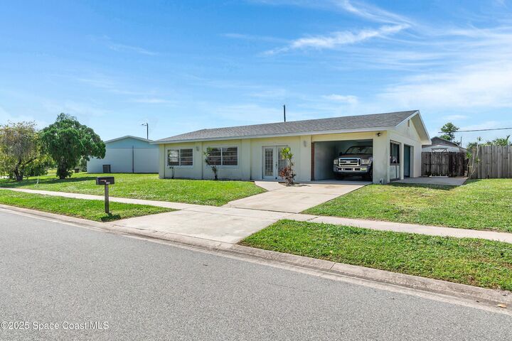 Property Photo:  920 NE Burn Drive NE  FL 32905