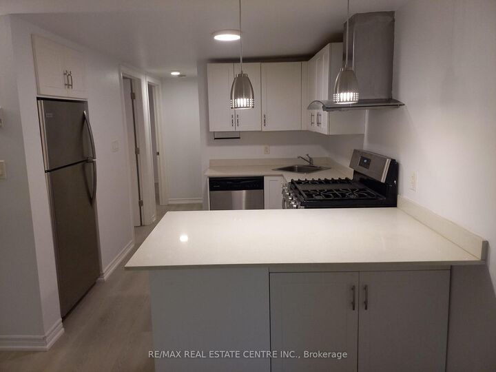 Property Photo:  129 Walmer Road Lower  ON M5R 2X8