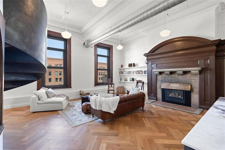 Property Photo:  283 Bannatyne Avenue  MB R3B 3B2