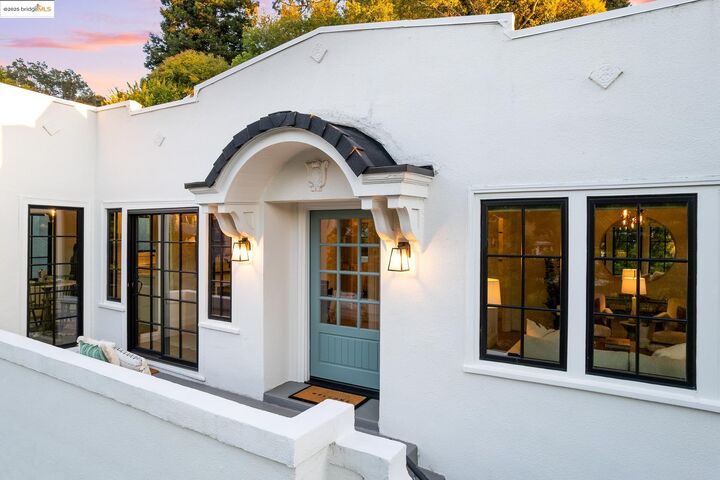 Property Photo:  801 Mandana Blvd  CA 94610 