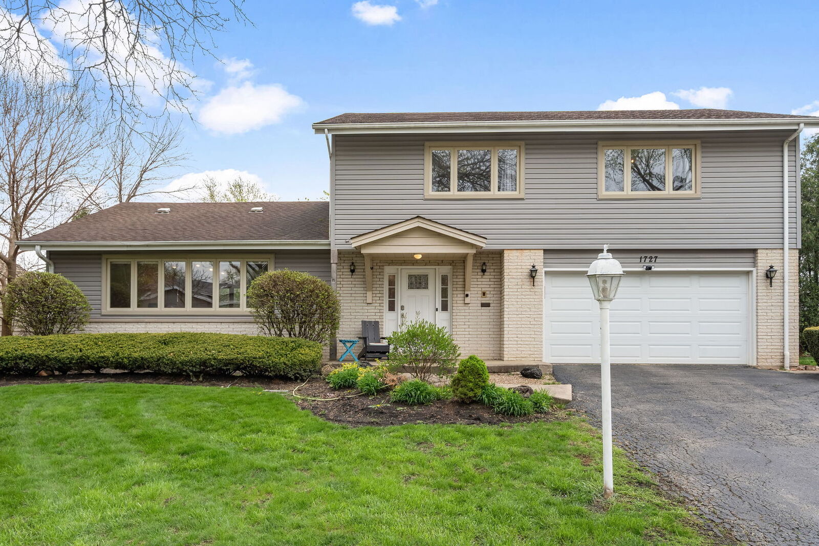 Property Photo: 1727 Ellendale Drive IL 60062