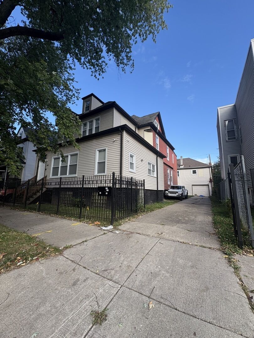 Property Photo:  432 W 61st Place 2R  IL 60621 