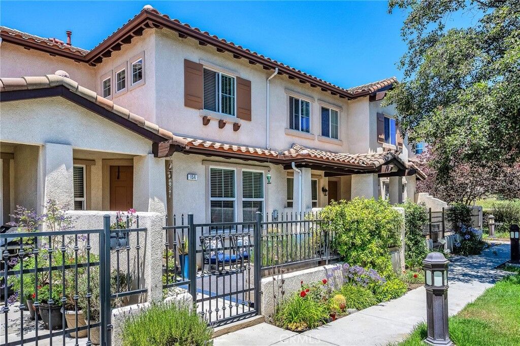 Property Photo:  154 Via Katrina  CA 91320 