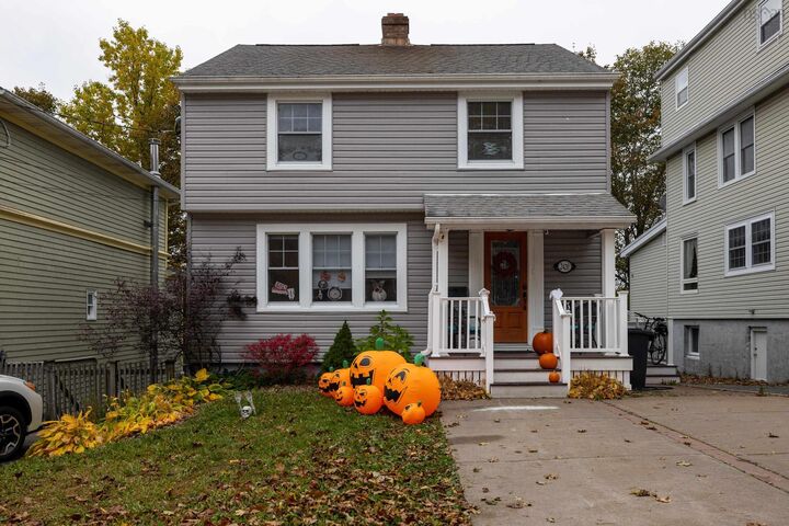 Photo de la propriété:  2420 Westmount Street  NS B3L 3G6