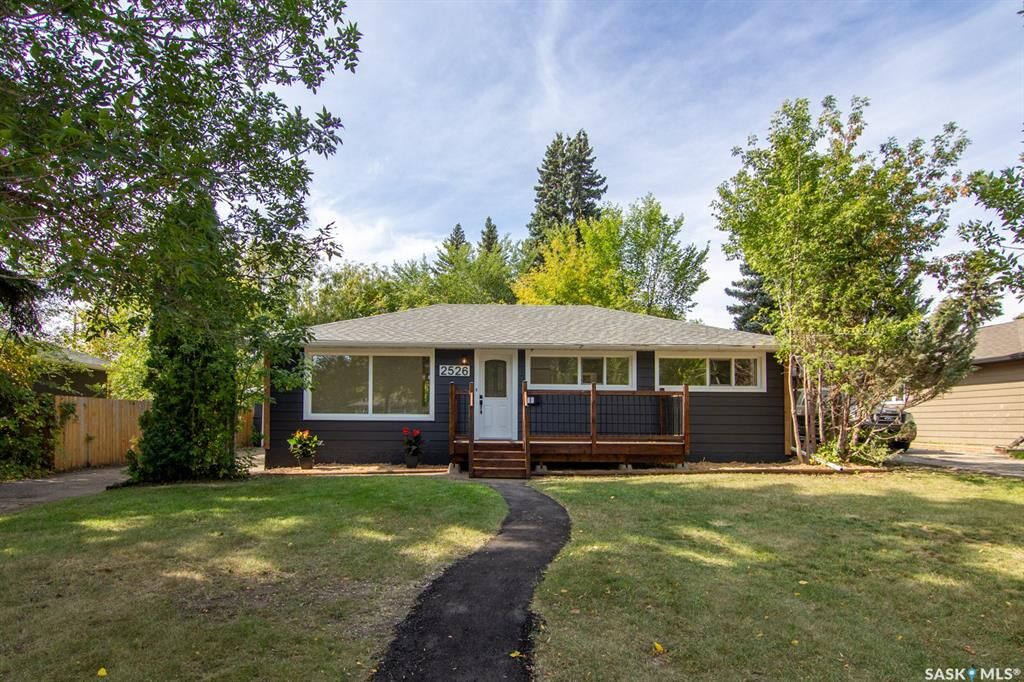 Property Photo:  2526 Broadway Avenue  SK S7J 0Z2 