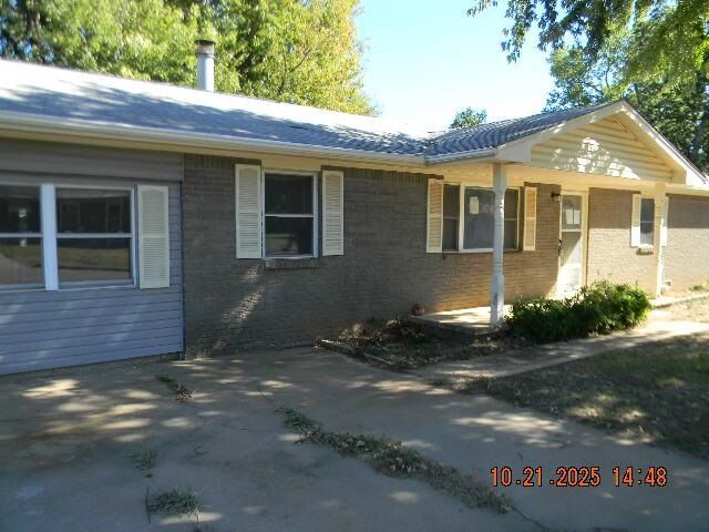 Property Photo:  1608 N 12th Street  OK 73077