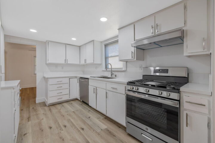 Property Photo:  705 W Walnut Avenue  CA 93277