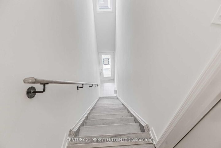 Property Photo:  2550 Castlegate Crossing Drive 105  ON L1X 0G4