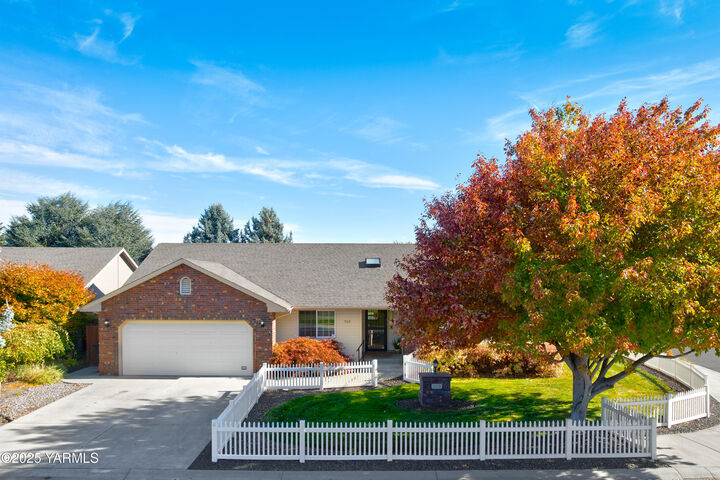 Property Photo: 913 S 77th Ave WA 98908
