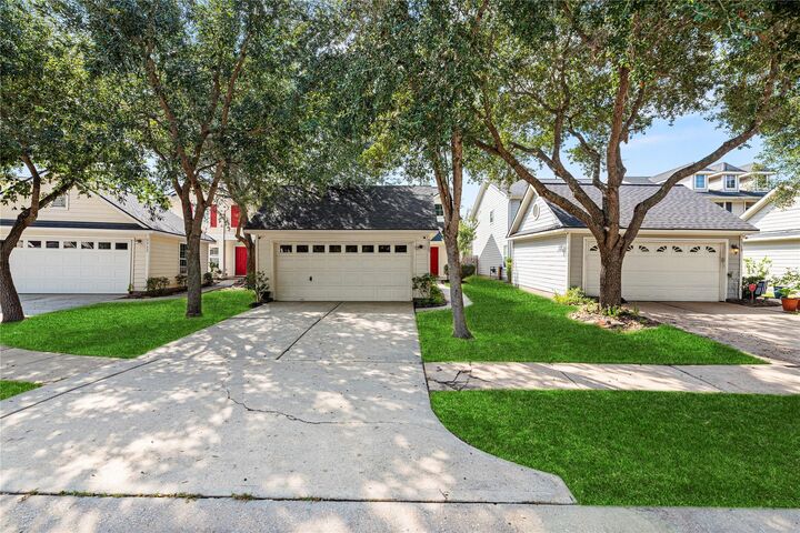 Property Photo: 5715 Silver Oak Drive TX 77459