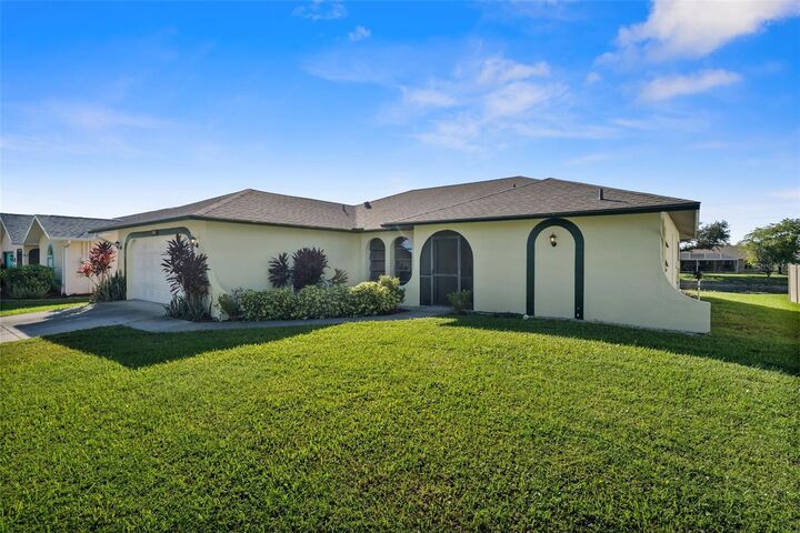 Property Photo:  166 SE 20th Street  FL 33990 