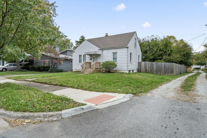 Property Photo: 1077 Kenilworth Place OH 43209