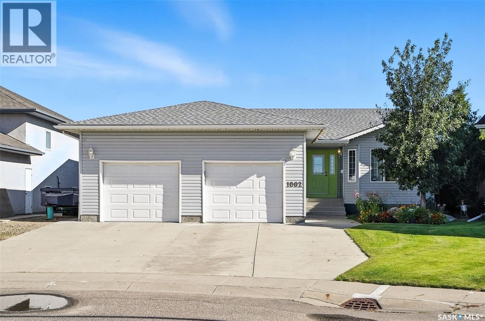 Property Photo:  1002 Carr Crescent  SK S7S 1L9