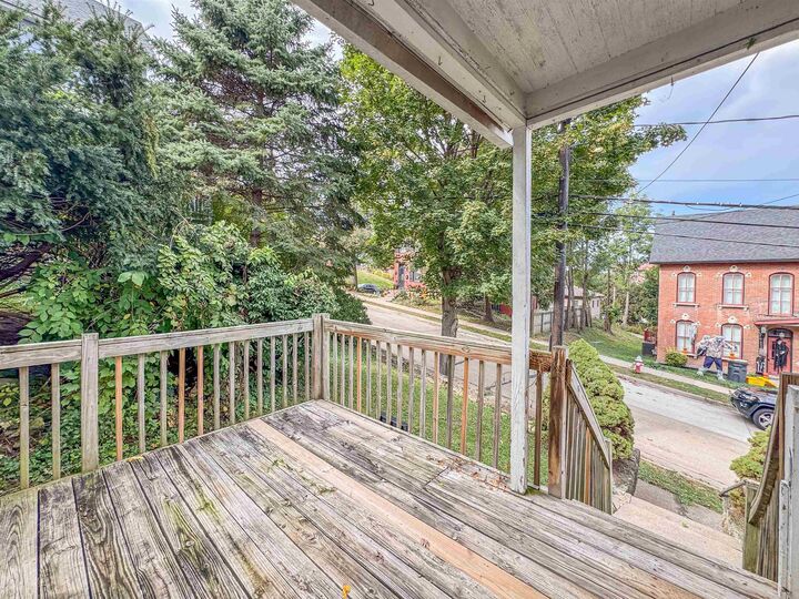 Property Photo:  642 Arlington Street  IA 52001