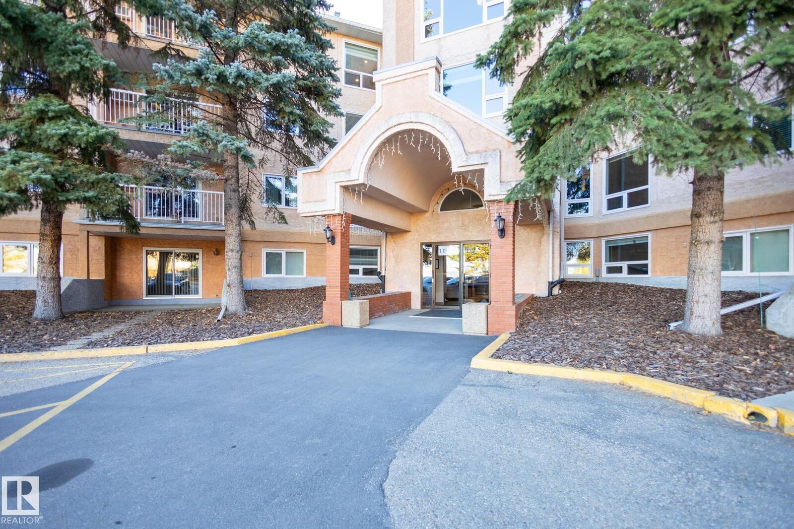 Property Photo: 10935 21 Avenue NW 404 AB T6J 6R3