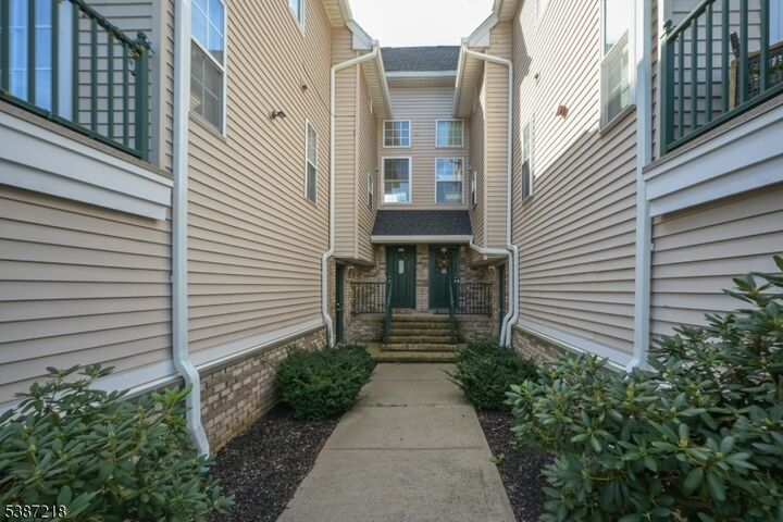 Property Photo:  125 Tomahawk Court  NJ 08502