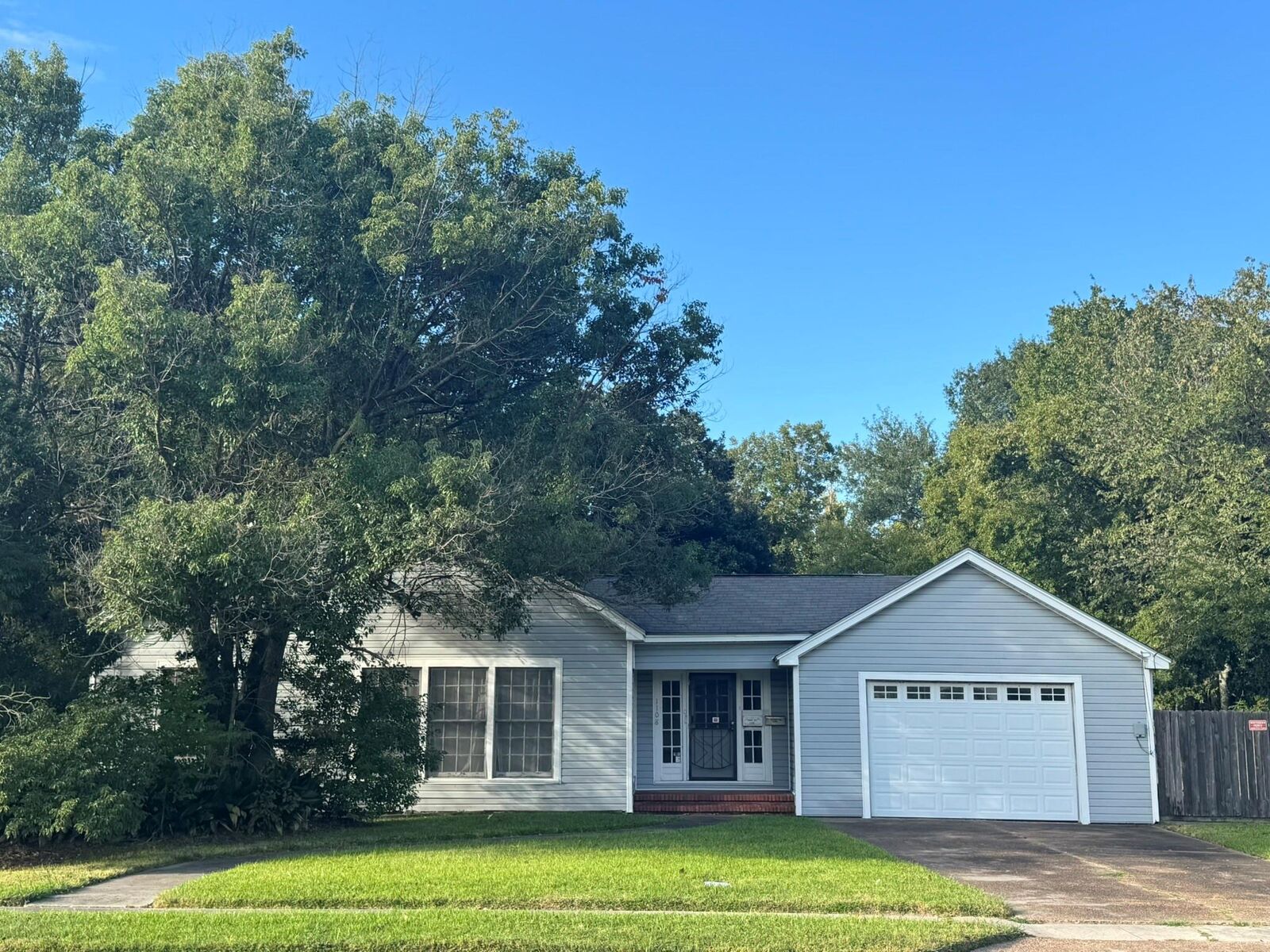 Property Photo: 1108 W Park Avenue TX 77630