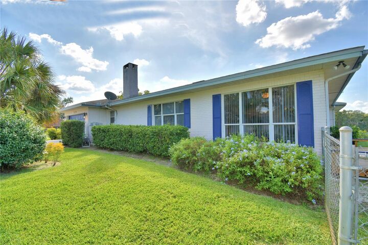 Property Photo:  820 E Mann Road  FL 33830