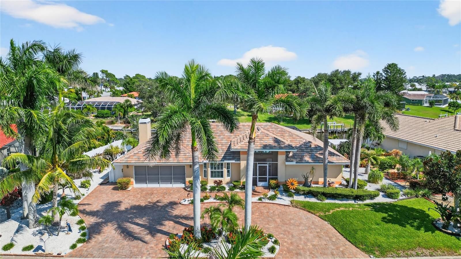 Property Photo:  319 Oakwood Circle  FL 34223