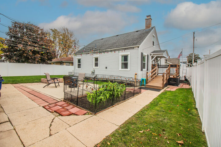 Property Photo:  268 Fredonia Ave  WI 53021