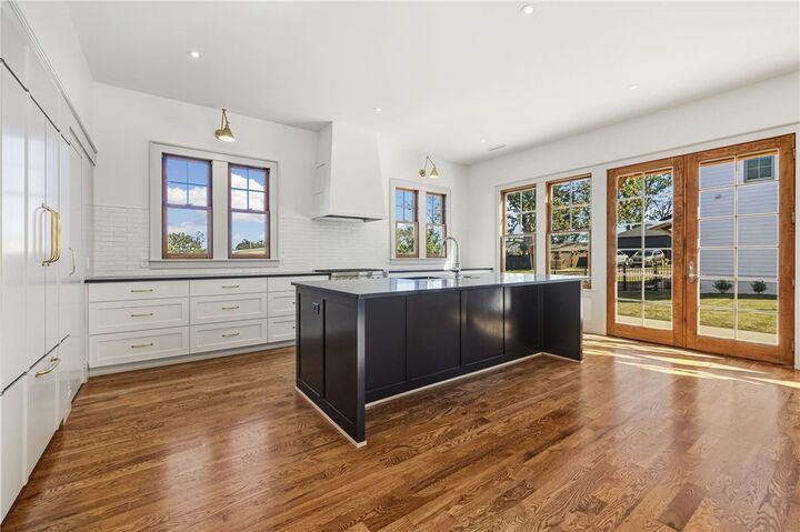 Property Photo:  1022 NW A Street  AR 72712