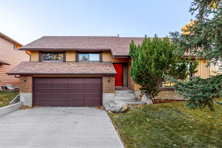 Photo de la propriété:  135 Oakfern Way SW  AB T2V 4K2