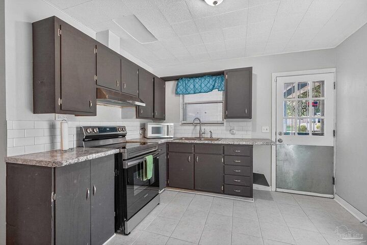 Property Photo:  6100 Fairview Dr  FL 32505 