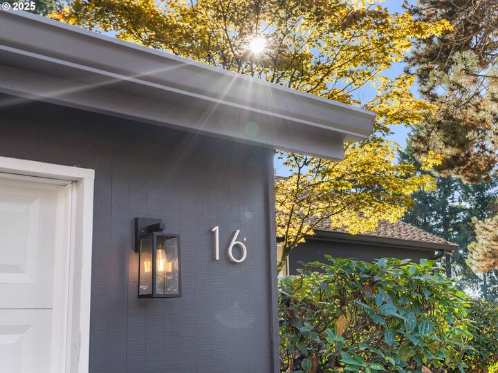 Property Photo:  16 Othello St  OR 97035