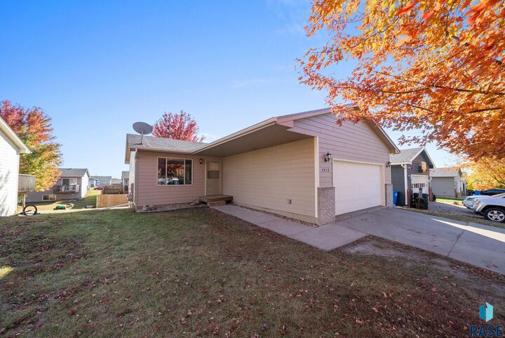 Property Photo:  1513 E 71st St N  SD 57104