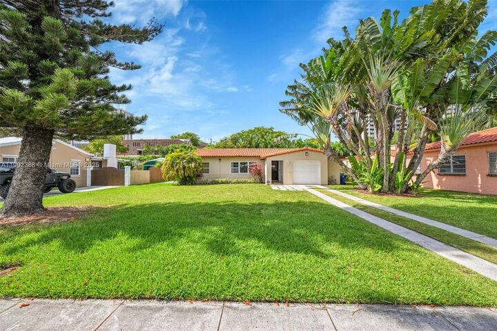 Property Photo: 1520 NE 108th St FL 33161