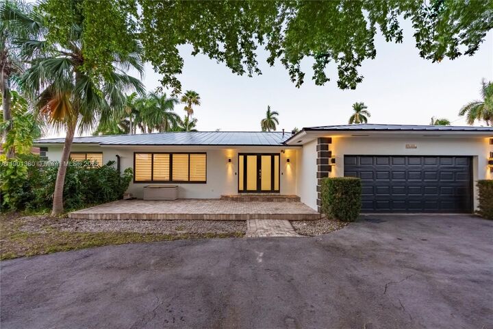 Property Photo:  1141 N Northlake Dr  FL 33019