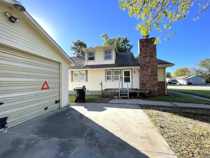 Property Photo:  308 S Beaubein St  KS 66539